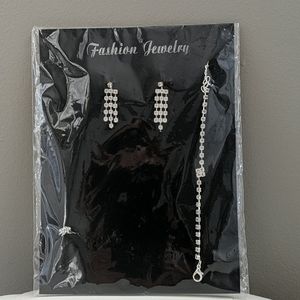 Silver coloured costume jewelry set